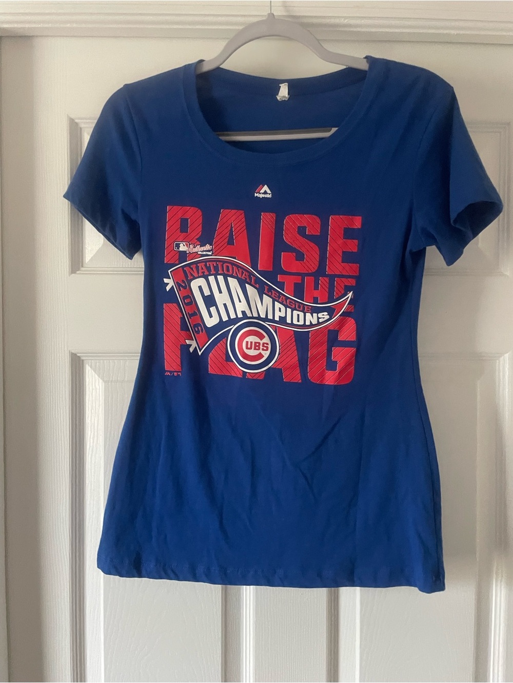 Majestic Chicago Cubs Women's Blue 'Raise the Flag' Graphic Tee medium
